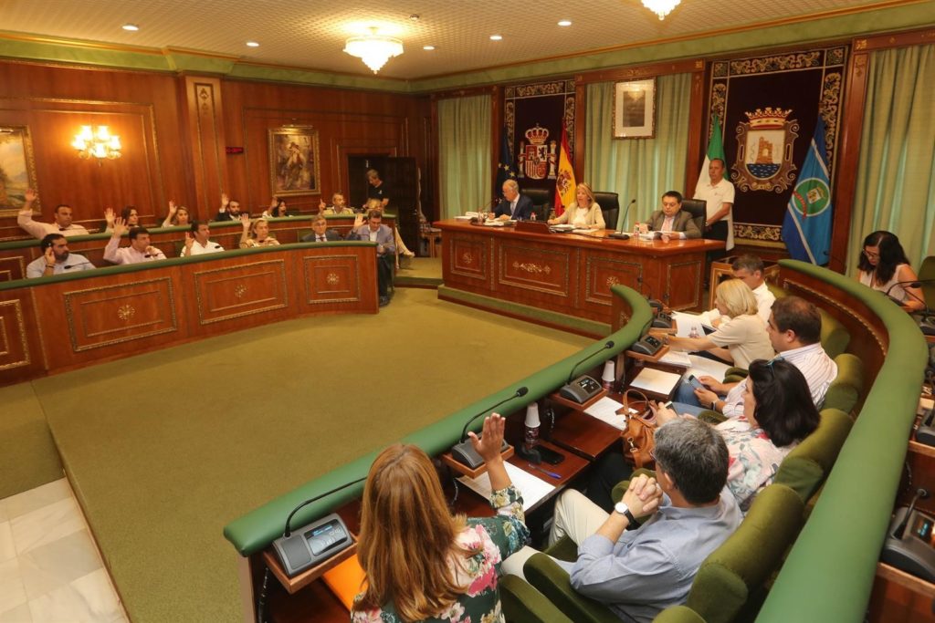 Imagen de una de las votaciones celebradas este viernes en el pleno extraordinario celebrado en el Ayto de Marbella. FOTO/ marbella.es