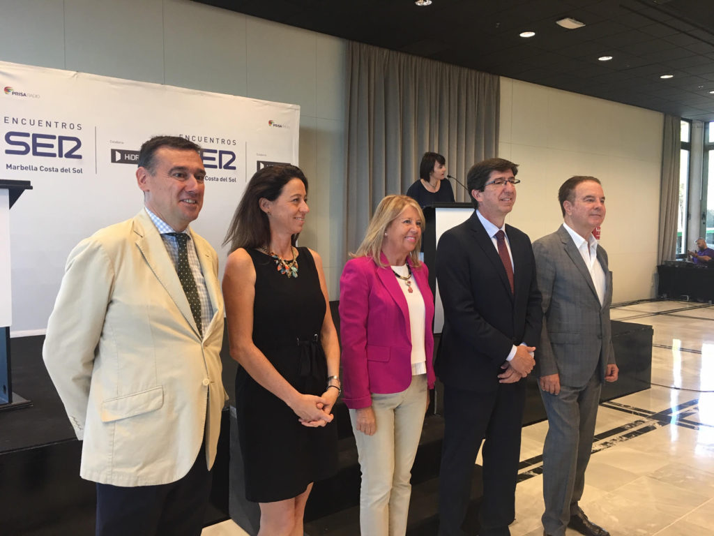 De izqda a drcha el director de la cadena SER en Marbella, Javier Beberide, junto a patrocinadores y la alcaldesa de Marbella, Ángeles Muñoz y el vicepresidente de la Junta y consejero de Turismo, Juan Marín. FOTO/ CABANILLAS