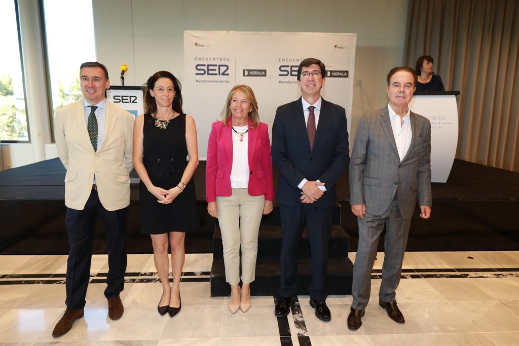 De izqda a drcha el director de la cadena SER en Marbella, Javier Beberide, junto a patrocinadores y la alcaldesa de Marbella, Ángeles Muñoz y el vicepresidente de la Junta y consejero de Turismo, Juan Marín. FOTO/ Ayto de Marbella