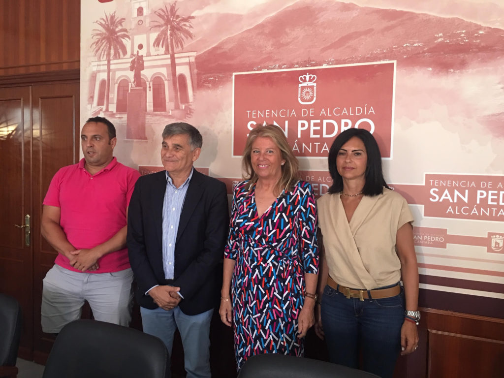 De izqda a drcha los concejales Javier Mérida, Javier García (teniente alcalde de San Pedro); la alcaldesa de Marbella, Ángeles Muñoz, y la también edil del PP Begoña Rueda este lunes en la Tenencia de Alcaldía de San Pedro. FOTO/ CABANILLAS.
