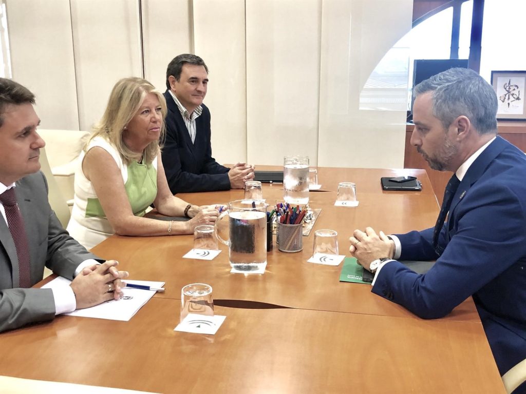 La alcaldesa de Marbella, Ángeles Muñoz, junto al primer teniente alcalde, Félix Romero, (primero drcha) frente al consejero de Hacienda de la Junta de Andalucía, Juan Bravo, en una imagen facilitada este martes por el Ayuntamiento de Marbella