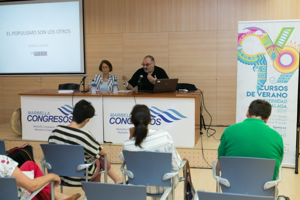 El periodista y politólogo Antón Losada este jueves durante su intervención en los cursos de la UMA en Marbella. FOTO/ UMA