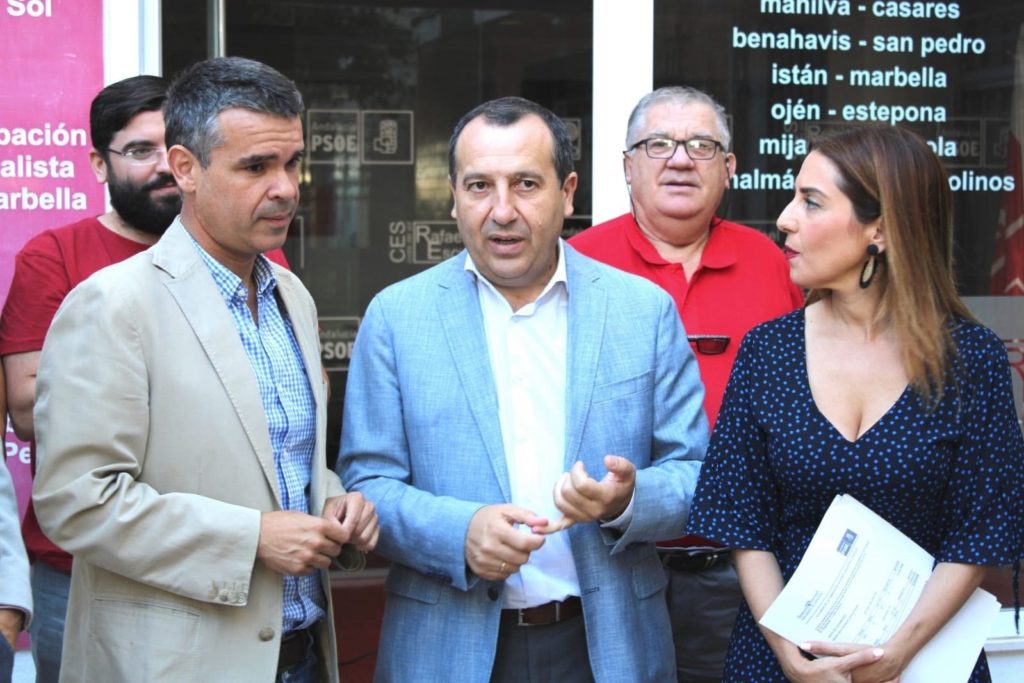 De izqda a drcha José Bernal, José Luis Ruiz Espejo y Beatriz Rubiño este lunes en Marbella. FOTO/ PSO