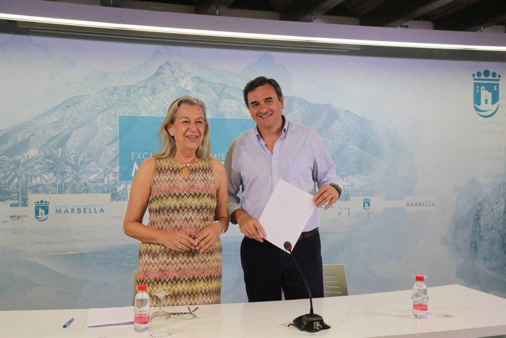 La edil de Urbanismo, Kika Caracuel, y el portavoz y primer teniente alcalde, Félix Romero, este lunes en rueda de prensa. FOTO/ Ayto de Marbella
