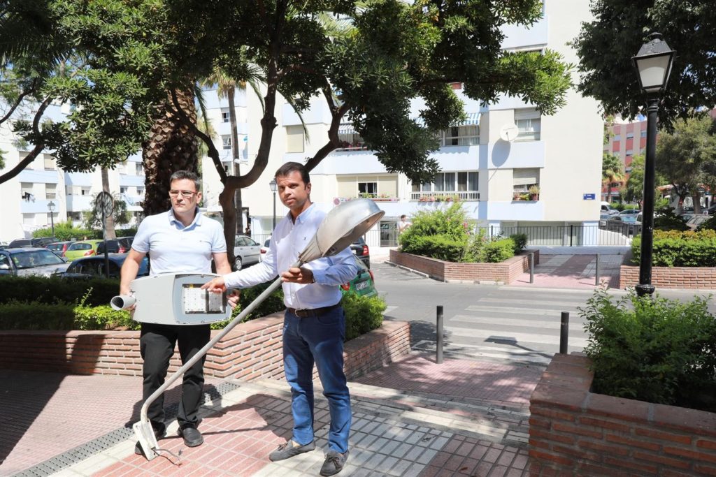 A la drcha el concejal delegado de Obras de Marbella, Diego López, este miércoles. Foto/ Ayto de Marbella