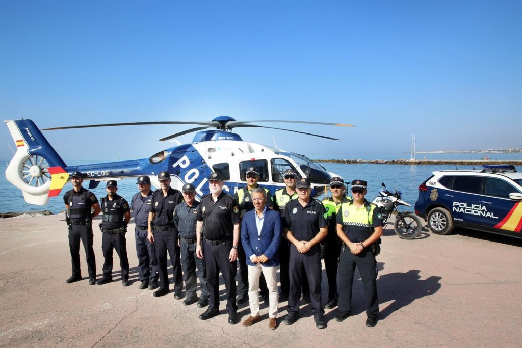 El concejal delegado de Seguridad, José Eduardo Díaz, junto a autoridades de la Policía Nacional y Local en imagen reciente. FOTO/ Ayto de Marbella