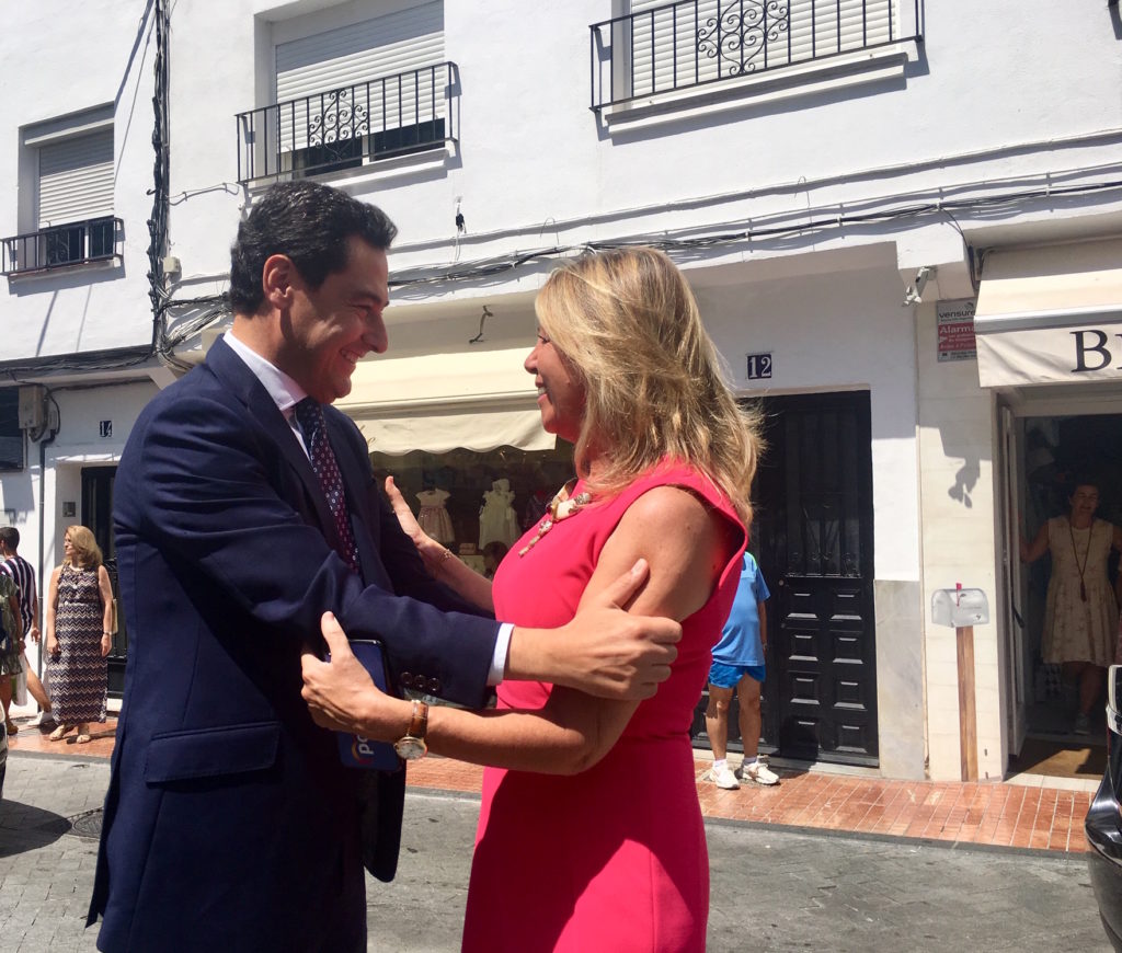 El presidente de la Junta, Juanma Moreno, y la alcaldesa de Marbella, Ángeles Muñoz, se saludan este lunes al llegar el primero a la ciudad. FOTO/ CABANILLAS