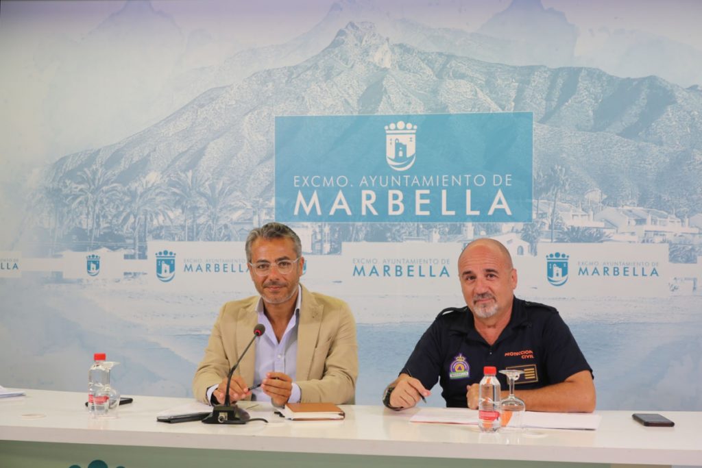 El concejal de Seguridad, José Eduardo Díaz, junto al jefe de Protección Civil, Jesús Eguía, este lunes en rueda de prensa. FOTO/ marbella.es