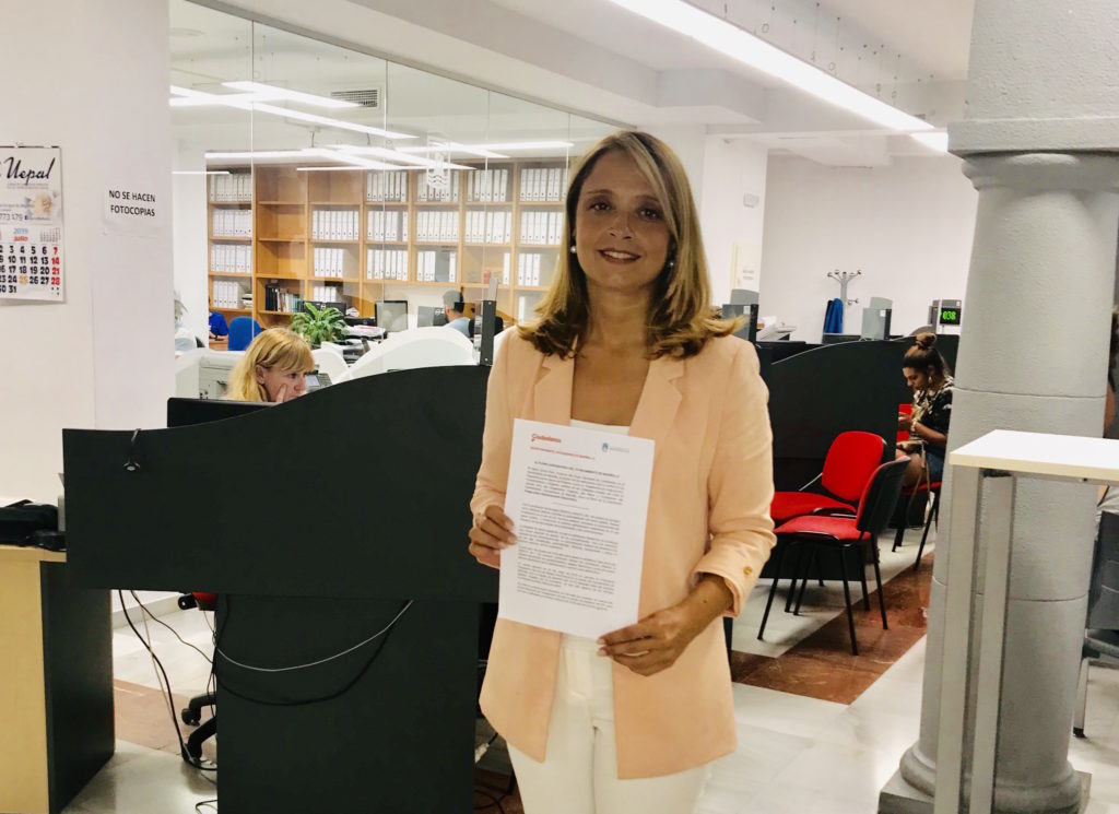 La edil de Ciudadanos en Marbella, María García, muestra las preguntas que dirigirá al equipo de gobierno del PP este jueves en el pleno ordinario. FOTO/ Cs