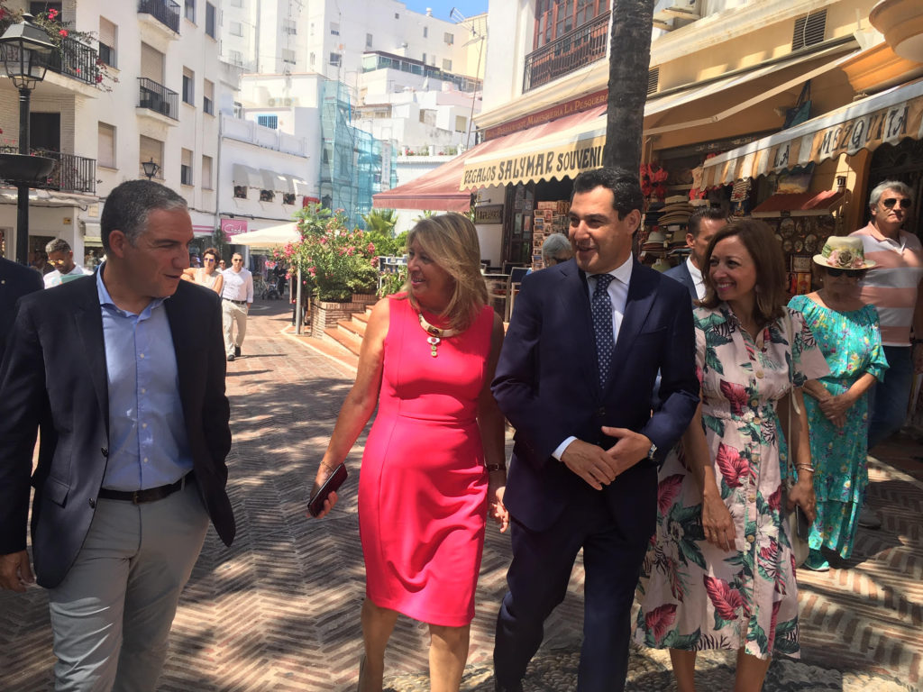 De izqda a drcha el consejero de Presidencia, Elías Bendodo; la alcaldesa de Marbella, Ángeles Muñoz; el presidente de la Junta, Juanma Moreno y la delegada de la Junta en Málaga, Patricia Navarro, durante su paseo por el Casco Antiguo este lunes. FOTO/ CABANILLAS