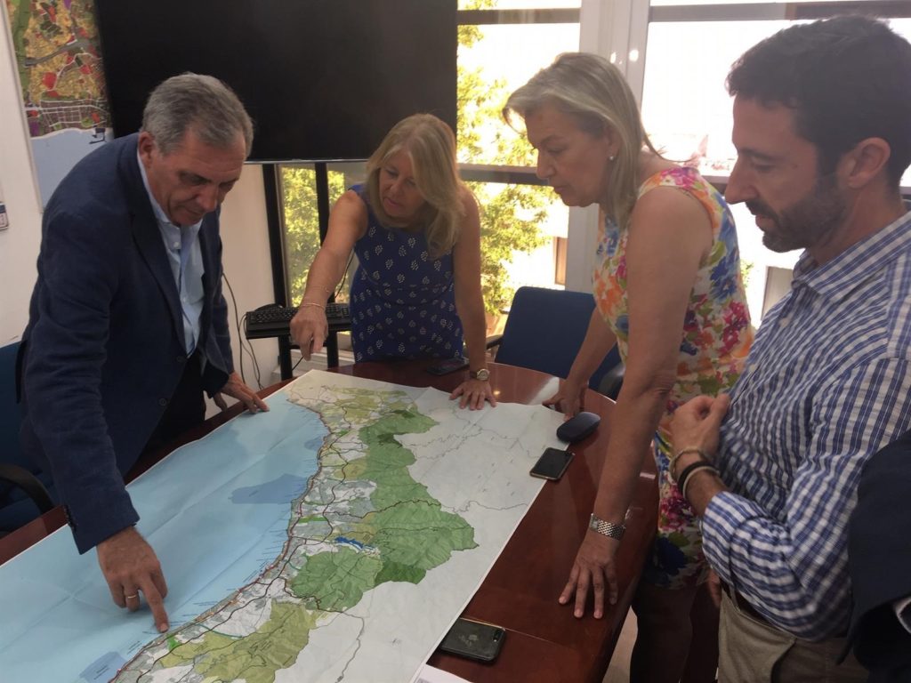 El director general de Urbanismo de Marbella, José María Morente (primero izqda) en imagen de archivo, reunido en Marbella con la alcaldesa, Ángeles Muñoz. y la delegada de Urbanismo, Kika Caracuel. FOTO/ Ayto de Marbella