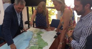 El director general de Urbanismo de la Junta, José María Morente (primero izqda) este martes reunido en Marbella con la alcaldesa, Ángeles Muñoz. y la delegada de Urbanismo, Kika Caracuel. FOTO/ Ayto de Marbella