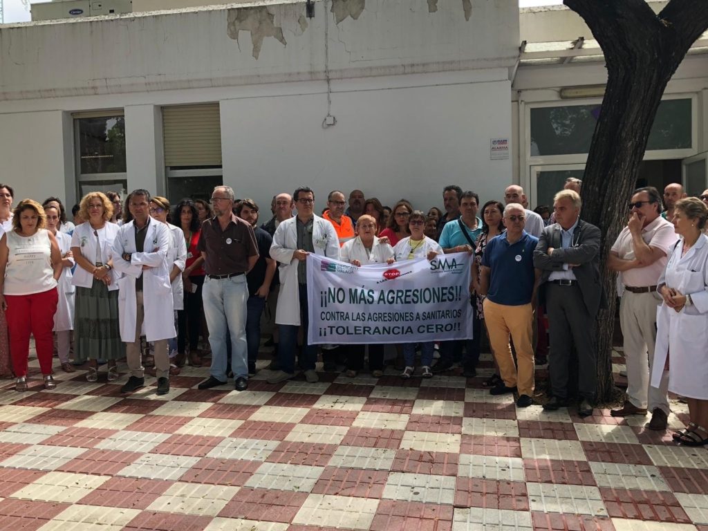 Imagen de archivo de médicos durante una concentración de protesta a las puertas del centro de salud de San Pedro Alcántara. FOTO/ Sindicato Médico de Málaga