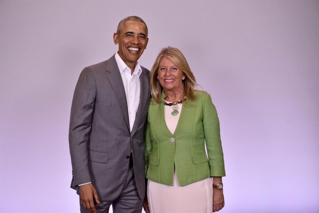 El expresidente de Estados Unidos Barack Obama junto a la alcaldesa de Marbella, Ángeles Muñoz, el pasado 14 de junio cuando coincidieron en la conferencia que ofreció el primero en el Hotel Puente Romano de Marbella para una multinacional alemana. FOTO/ Ayuntamiento de Marbella