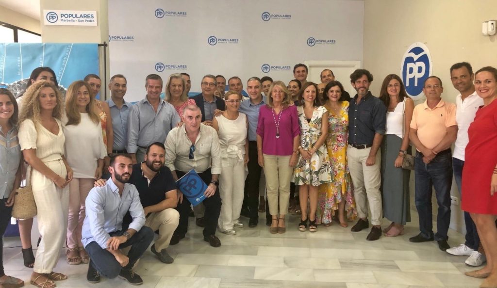 El presidente del PP de Málaga, Elías Bendodo, junto a la alcaldesa de Marbella, Ángeles Muñoz, y otros representantes de la provincia este lunes en la reunión comarcal celebrada en Marbella. Foto/ PP