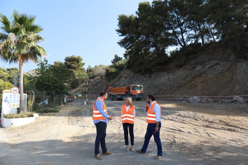 La alcaldesa de Marbella, Ángeles Muñoz, este viernes durante su visita a la planta, acompañada del concejal Manuel Cardeña. FOTO/ marbella.es