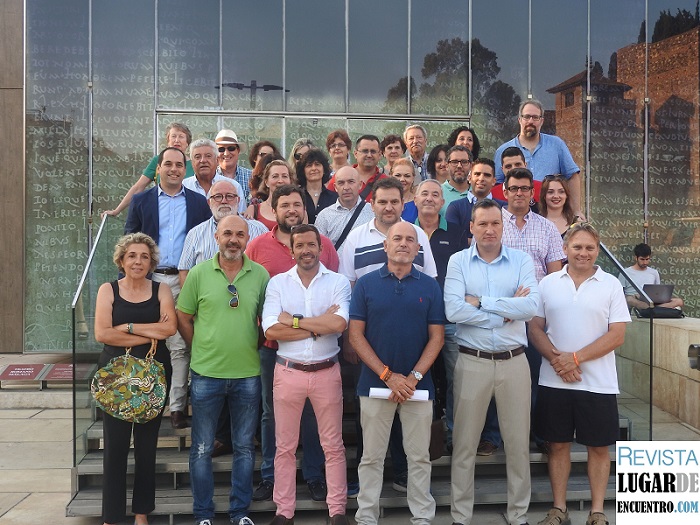 Imagen de los miembros de la Plataforma por la Regeneración de Cs en Málaga que se concentraron este miércoles. FOTO cedida por Revista Lugar de Encuentro.