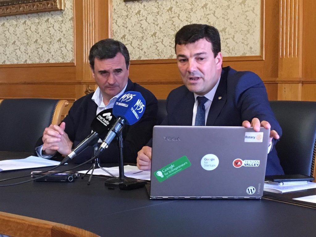 El primer teniente de alcalde, Félix Romero, observa lo que le muestra el concejal de Pymes Cristóbal Garre en rueda de prensa este lunes. FOTO/ Europa Press