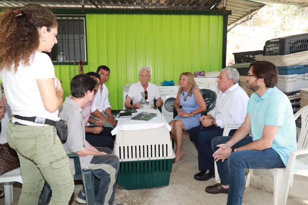Imagen de la reunión mantenida entre la alcaldesa de Marbella, Ángeles Muñoz, y la Triple A este viernes. FOTO/ Ayto de Marbella