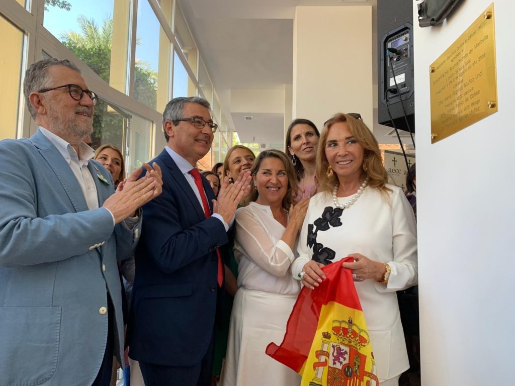 El presidente de la Diputación de Málaga, Francisco Salado (segundo por la izqda); junto a la edil de Asuntos Sociales de Marbella, Isabel Cintado y la presidenta de AECC Marbella, Maika Pérez de Cobas. FOTO/ Europa Press