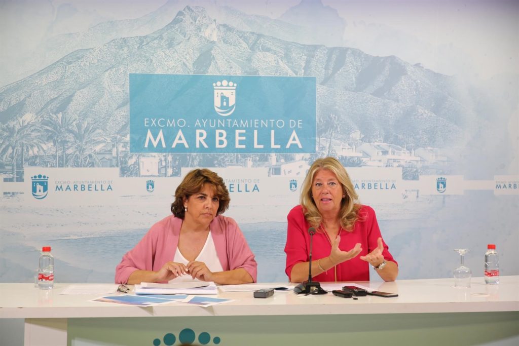 La alcaldesa de Marbella, Ángeles Muñoz, junto a la directora general de Turismo local, Laura de Arce, este lunes en rueda de prensa. FOTO/ Ayto de Marbella