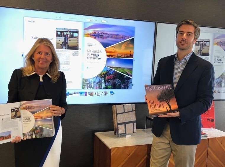La alcaldesa de Marbella, Ángeles Muñoz, en una foto distribuida por el Ayuntamiento de Marbella durante su actual visita a Nueva York, junto al un responsable de la revista Virtuoso.