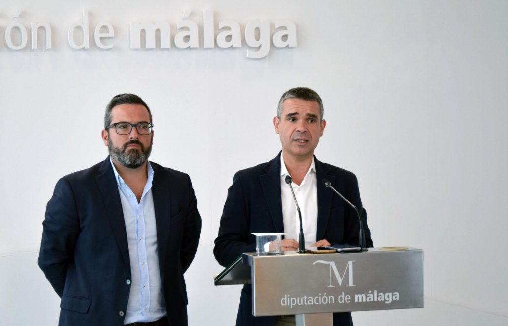 El portavoz del PSOE en la Diputación de Málaga, José Bernal, junto al también diputado Manuel Chicón este lunes en rueda de prensa. FOTO/ PSOE