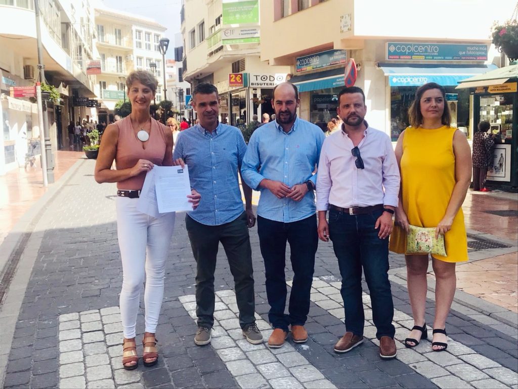 El portavoz del PSOE, José Bernal (segunda izqda) junto a otros dirigentes y diputados socialistas este jueves en Estepona. FOTO/ PSOE
