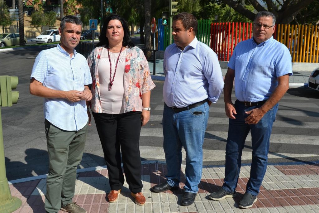 El exalcalde de Marbella José Bernal junto a otros concejales del PSOE este martes en la barriada Plaza de Toros. FOTO/ PSOE