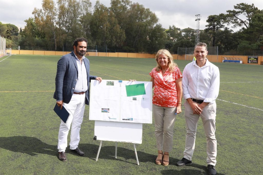 El concejal de Deportes, Manuel Cardeña, junto a la alcaldesa de Marbella, Ángeles Muñoz, este miércoles. FOTO/ Ayto de Marbella