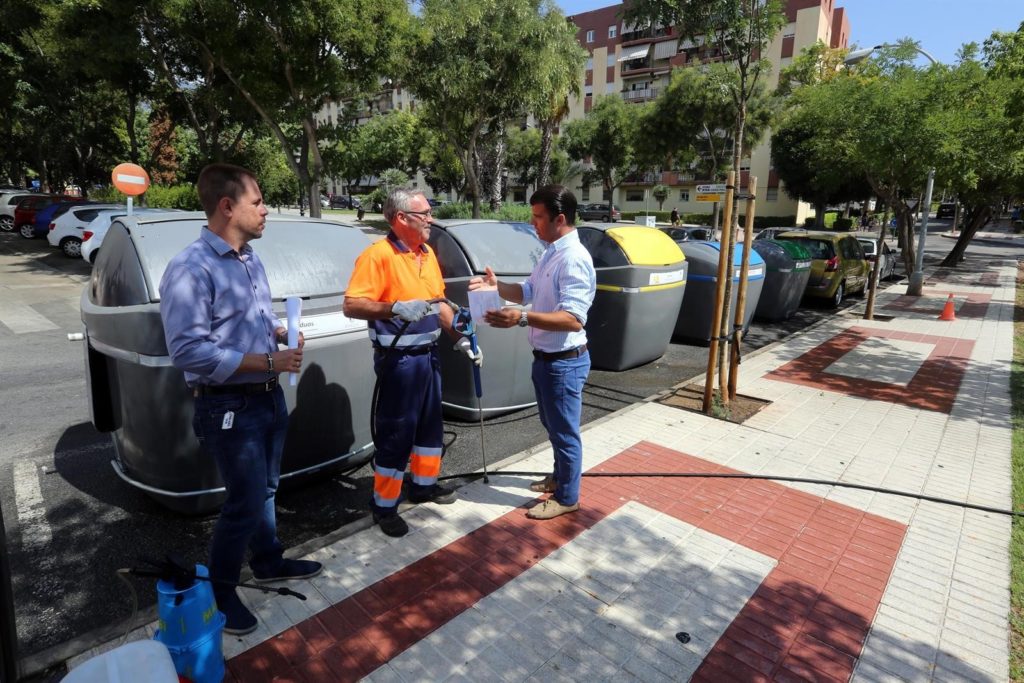 El concejal de Limpieza de Marbella, Diego López, conversa con trabajadores del área. FOTO/ Ayto de Marbella
