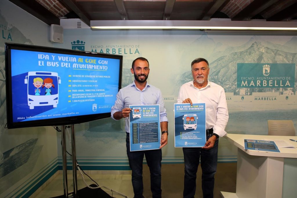 El concejal de Movilidad, Enrique Rodríguez, junto al asesor de Transportes y exedil del PP Baldomero León este martes. FOTO/ Ayto de Marbella