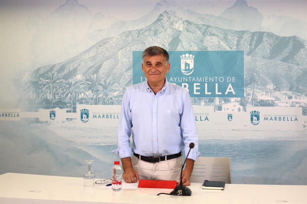 El teniente de alcalde Javier García, a su vez secretario de la junta de gobierno local, este lunes en rueda de prensa. FOTO/ Ayto de Marbella.