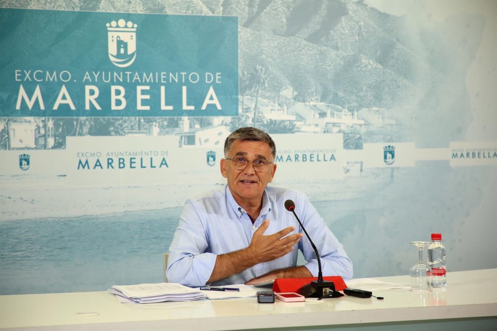El concejal y secretario de la junta de gobierno local del PP, Javier García, este lunes en rueda de prensa. FOTO/ Ayto de Marbella