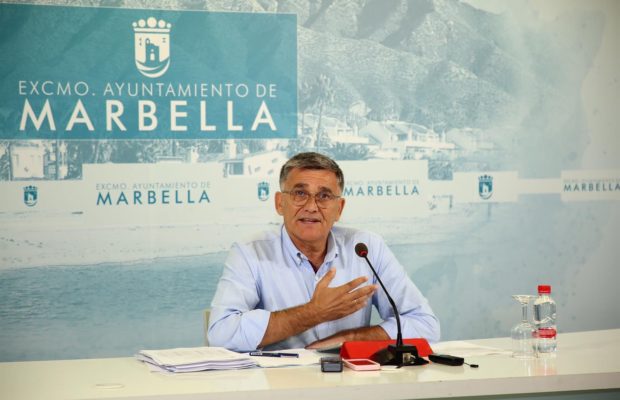 El concejal y secretario de la junta de gobierno local del PP, Javier García, este lunes en rueda de prensa. FOTO/ Ayto de Marbella