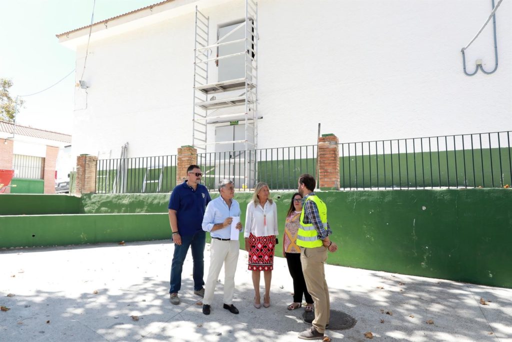 La alcaldesa de Marbella, Ángeles Muñoz, junto al teniente de alcalde de San Pedro, Javier García, junto a otros técnicos este lunes supervisando las instalaciones. FOTO/ Ayto de Marbella
