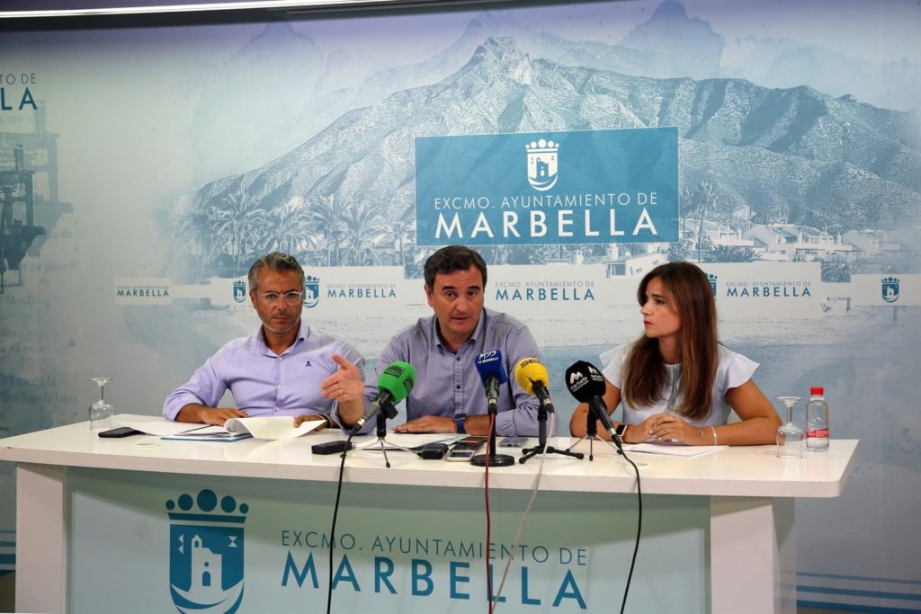 De izqda a drcha el concejal de Recursos Humanos, José Eduardo Díaz; el portavoz del PP, Félix Romero, y la directora general de Recursos Humanos, Carmen Pallarés, este lunes en rueda de prensa. FOTO/ Ayto de Marbella