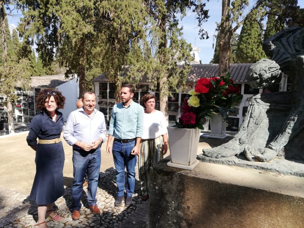 El secretario general del PSOE de Málaga, José Luis Ruiz Espejo (segundo izqda) este martes en Antequera junto a otros dirigentes socialistas. FOTO/ PSOE