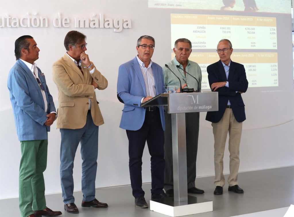 El presidente de la Diputación de Málaga, Francisco Salado, este lunes en rueda de prensa junto a empresarios del sector turístico de la Costa del Sol. FOTO/ Diputación