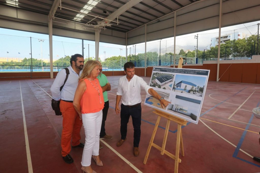 La alcaldesa de Marbella, Ángeles Muñoz, junto a los concejales Diego López (Obras) y Manuel Cardeña (Deportes) este miércoles durante su visita al Serrano Lima. FOTO/ Ayto de Marbella