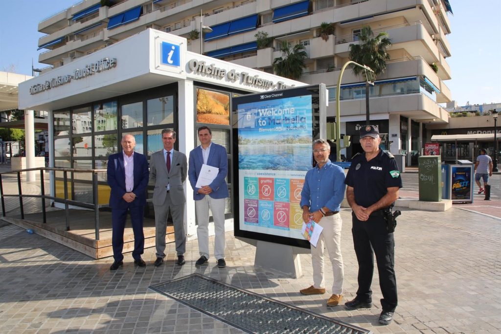 Representantes empresariales turísticos, municipales y de la Policía Local de Marbella este miércoles en Puerto Banús. FOTO/ Ayto de Marbella
