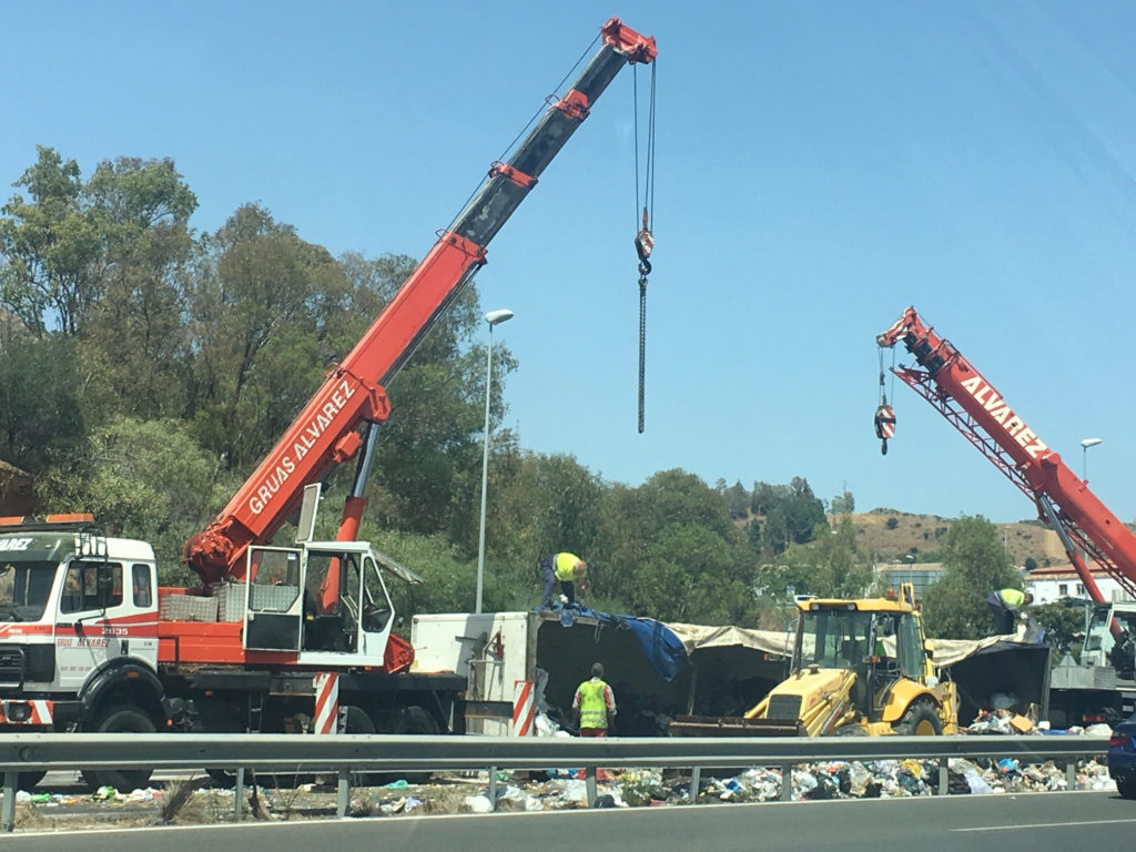 Imagen de la retirada del camión por parte de dos grúas, que se ha prolongado durante varias horas este jueves. FOTO/ CABANILLAS