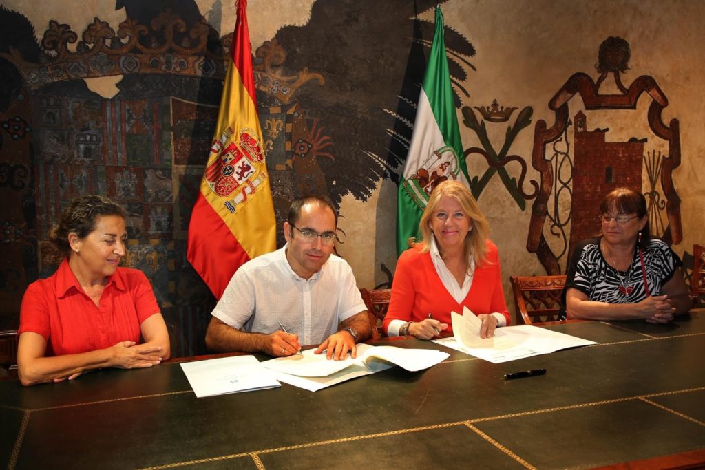 La alcaldesa de Marbella, Ángeles Muñoz, reunida con responsables de Cáritas para la firma. FOTO/ Ayto de Marbella