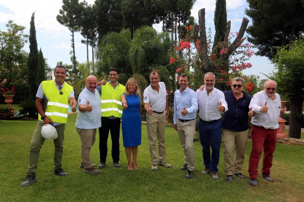 La alcaldesa de Marbella, Ángeles Muñoz, fotografiada este miércoles junto a distintos responsables del futuro hotel Magna Marbella, durante una visita a las obras. FOTO/ Ayto de Marbella
