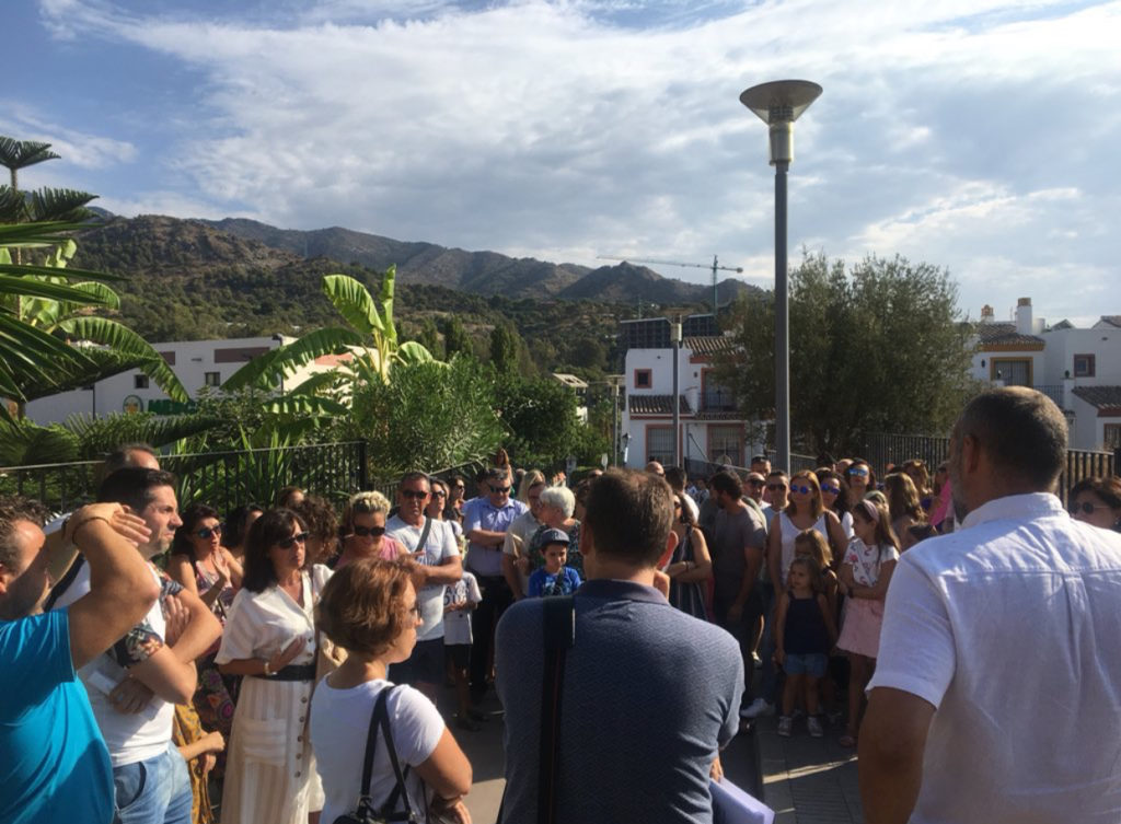 Imagen de la concentración de padres de alumnos del colegio Vargas Llosa de Xarblanca este miércoles. FOTO/ RTV Marbella