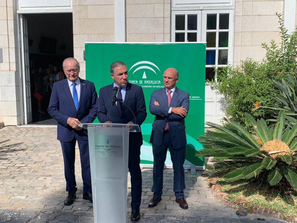 El consejero de Presidencia de la Junta, Elías Bendodo, flanqueado por Francisco de la Torre, alcalde de Málaga, y Carlos Rubio, presidente de la autoridad portuaria de Málaga este lunes. FOTO/ Europa Press