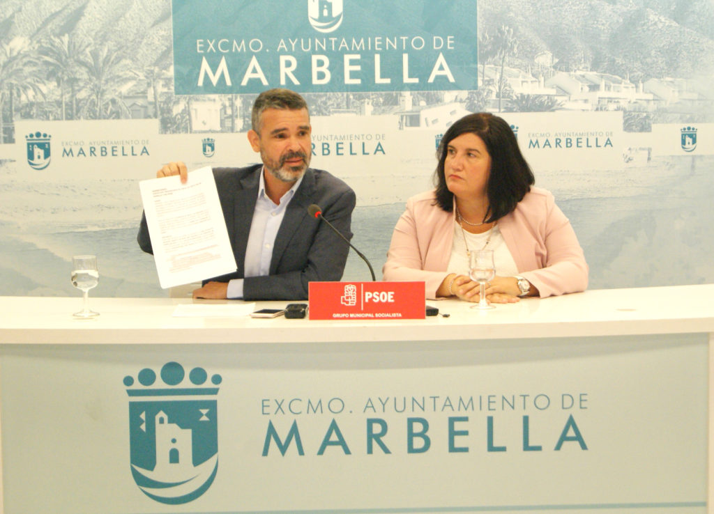 Los concejales socialistas José Bernal y Blanca Fernández este jueves en rueda de prensa. FOTO/ PSOE