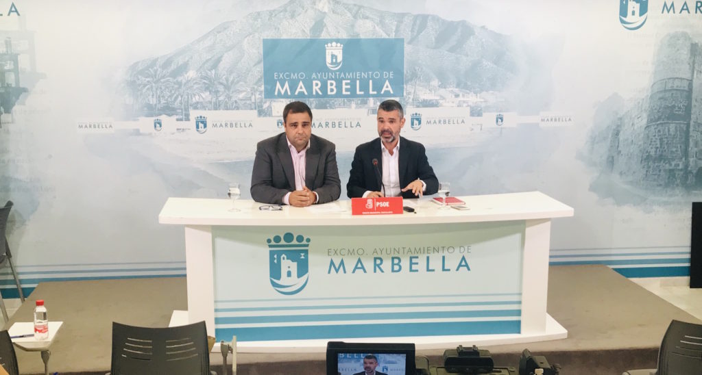 Los concejales socialistas José Bernal y Manuel Morales este martes en rueda de prensa. FOTO/ PSOE Marbella