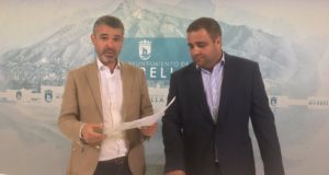 Los concejales socialistas José Bernal y Manuel Morales, este lunes en rueda de prensa. FOTO/ CABANILLAS