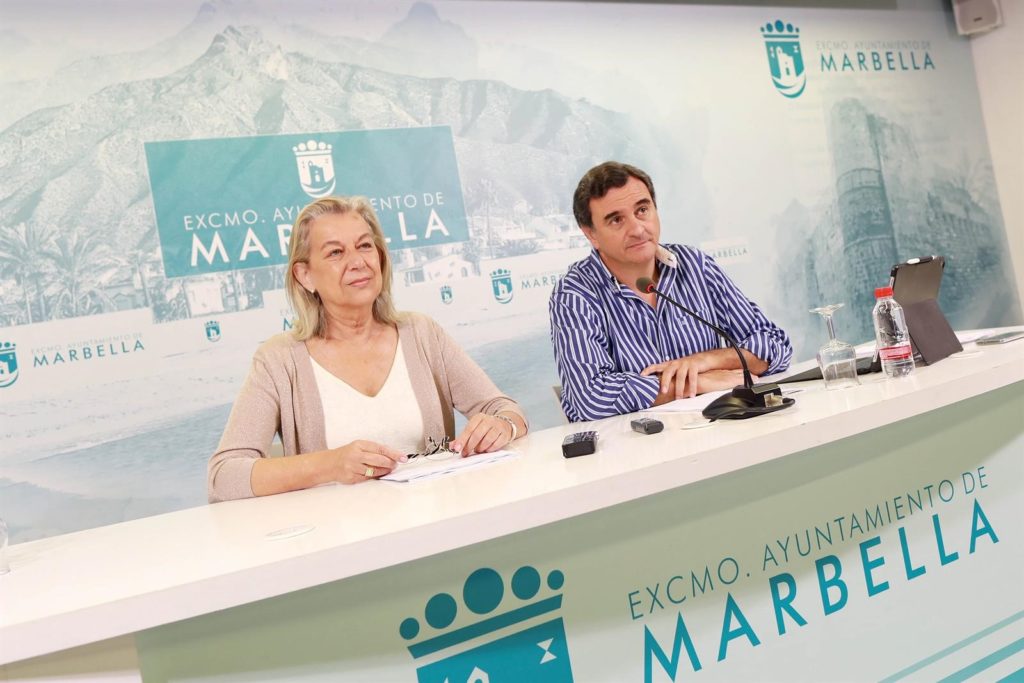 La edil de Urbanismo, Kika Caracuel, junto al portavoz del PP, Félix Romero este lunes en rueda de prensa tras la junta de gobierno local semanal. FOTO/ Ayto de Marbella